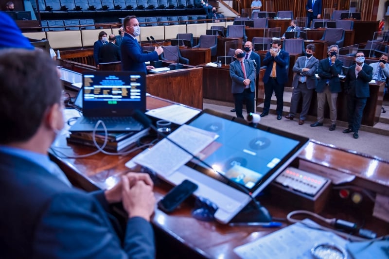 Depois de deputados aprovarem a prorrogação de contratos emergenciais com profissionais da educação no Rio Grande do Sul, base aliada retirou quórum da sessão.