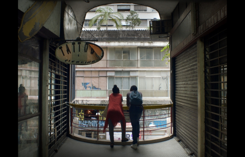 Longa conta a história de dois irmãos nigerianos que buscam respostas um sobre o outro na cidade de São Paulo
