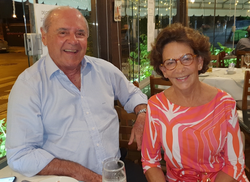 Legenda 1: Doca Mottin e Anna Mariano Mottin no restaurante Tartare
(Foto: Eduardo Bins Ely/Especial/JC) Literatura