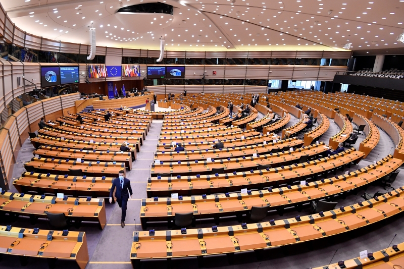 Eurodeputados sugerem que o bloco endureça as regras para as redes sociais
