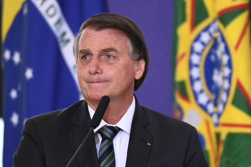 Para Bolsonaro, 'Estados e municípios têm estoques de seringas para o início das vacinações'