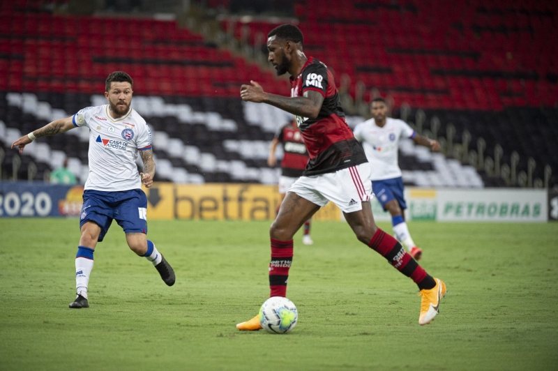 Meio-campista do Flamengo (c) relatou ter sofrido injúria racial de atacante do Bahia