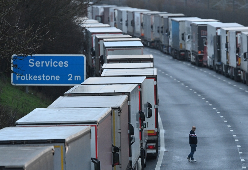 Ao menos 650 caminhões estão atualmente bloqueados na rodovia que vai de Londres a Dover