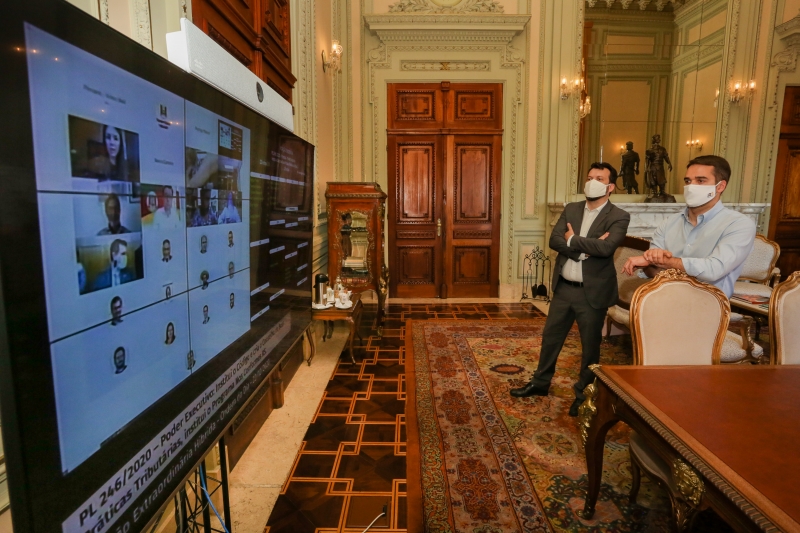 Eduardo Leite acompanha no Palácio Piratini a votação do projeto das alíquotas na AL