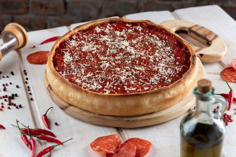 Na pizza da Lake Michigan, os ingredientes ficam cobertos pelo molho  Foto: LAKE MICHIGAN/DIVULGAÇÃO/JC