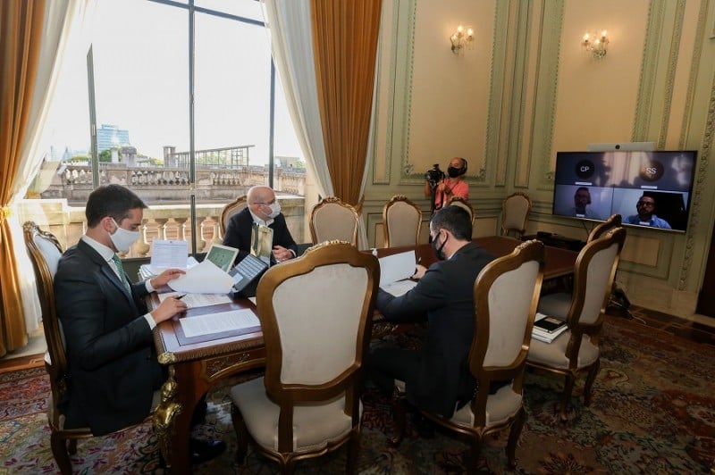 {'nm_midia_inter_thumb1':'https://www.jornaldocomercio.com/_midias/jpg/2020/12/22/206x137/1_protocolo_intencoes-9216389.jpg', 'id_midia_tipo':'2', 'id_tetag_galer':'', 'id_midia':'5fe20bf4a2541', 'cd_midia':9216389, 'ds_midia_link': 'https://www.jornaldocomercio.com/_midias/jpg/2020/12/22/protocolo_intencoes-9216389.jpg', 'ds_midia': 'Acordo assinado por Leite prev&ecirc; a instala&ccedil;&atilde;o de uma unidade produtiva em Glorinha, com investimento de R$ 52,5 milh&otilde;es at&eacute; 2022 - Foto: Felipe Dalla Valle', 'ds_midia_credi': 'FELIPE DALLA VALLE/PAL&Aacute;CIO PIRATINI//DIVULGA&Ccedil;&Atilde;O/JC', 'ds_midia_titlo': 'Acordo assinado por Leite prev&ecirc; a instala&ccedil;&atilde;o de uma unidade produtiva em Glorinha, com investimento de R$ 52,5 milh&otilde;es at&eacute; 2022 - Foto: Felipe Dalla Valle', 'cd_tetag': '1', 'cd_midia_w': '800', 'cd_midia_h': '532', 'align': 'Left'}