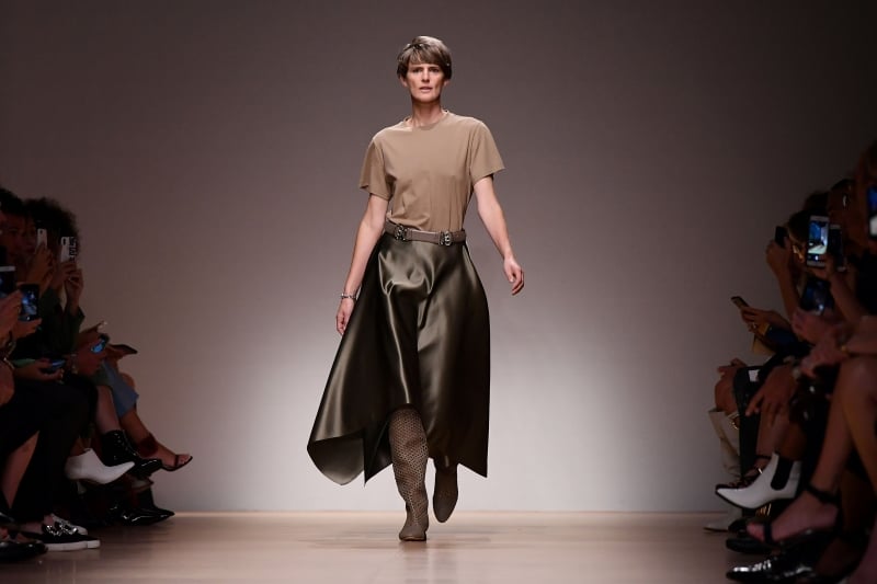 Escocesa apresenta uma criação de Salvatore Ferragamo em desfile em Milão em 2019 