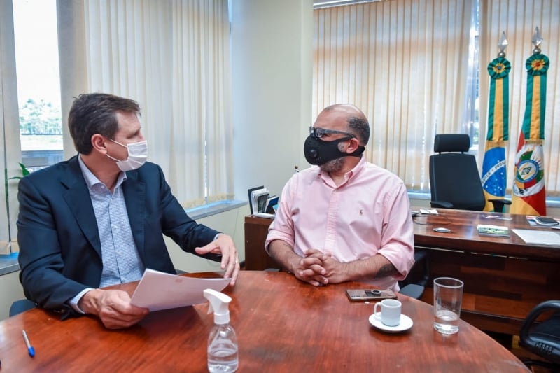 {'nm_midia_inter_thumb1':'https://www.jornaldocomercio.com/_midias/jpg/2020/12/23/206x137/1_alrs-9217772.jpg', 'id_midia_tipo':'2', 'id_tetag_galer':'', 'id_midia':'5fe3bdbaa8da5', 'cd_midia':9217772, 'ds_midia_link': 'https://www.jornaldocomercio.com/_midias/jpg/2020/12/23/alrs-9217772.jpg', 'ds_midia': 'Demanda do setor de eventos foi entregue por Machado, do Grupo Live Marketing RS, ao presidente da AL, Ernani Polo', 'ds_midia_credi': 'JOEL VARGAS/ALRS/DIVULGAÇÃO/JC', 'ds_midia_titlo': 'Demanda do setor de eventos foi entregue por Machado, do Grupo Live Marketing RS, ao presidente da AL, Ernani Polo', 'cd_tetag': '1', 'cd_midia_w': '800', 'cd_midia_h': '533', 'align': 'Left'}