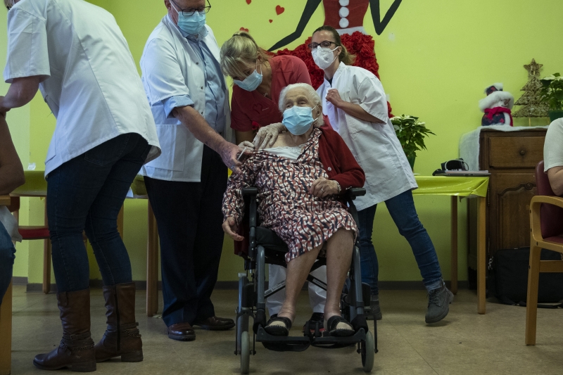 Na Valônia, a primeira a receber o imunizante foi Josepha Delmotte, de 102 anos