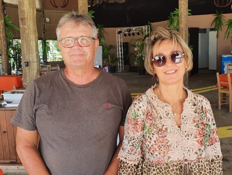 {'nm_midia_inter_thumb1':'https://www.jornaldocomercio.com/_midias/jpg/2020/12/28/206x137/1_jackson_busato_e_lucia_veiga_moretti_foto_eduardo_bins_ely-9218931.jpg', 'id_midia_tipo':'2', 'id_tetag_galer':'', 'id_midia':'5fea38adec5b1', 'cd_midia':9218931, 'ds_midia_link': 'https://www.jornaldocomercio.com/_midias/jpg/2020/12/28/jackson_busato_e_lucia_veiga_moretti_foto_eduardo_bins_ely-9218931.jpg', 'ds_midia': 'Jackson Busato e L&uacute;cia Veiga Moretti aprovaram a gastronomia do Bali Hai', 'ds_midia_credi': 'EDUARDO BINS ELY/ESPECIAL/JC', 'ds_midia_titlo': 'Jackson Busato e L&uacute;cia Veiga Moretti aprovaram a gastronomia do Bali Hai', 'cd_tetag': '1', 'cd_midia_w': '100%',  align=