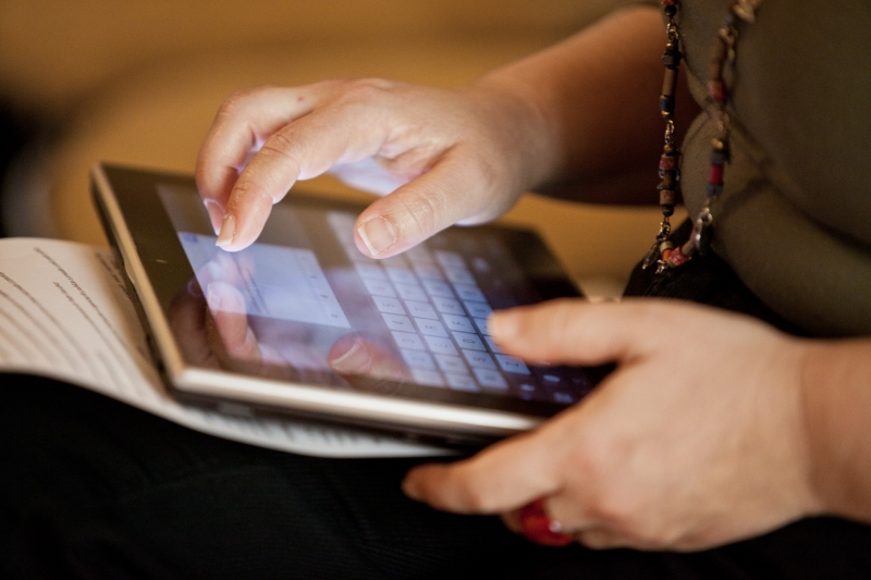 Segundo a pesquisa, 66% dos adultos dedicam ao menos 3h aos dispositivos digitais