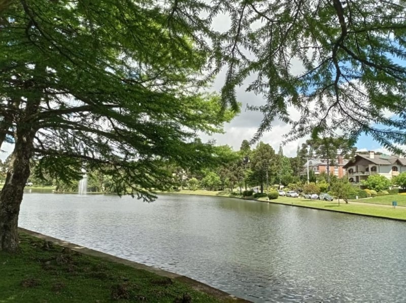 O lago do condom&iacute;nio &eacute; um dos atrativos para os h&oacute;spedes dos flats Foto: Arquivo Pessoal/Divulga&ccedil;&atilde;o/JC