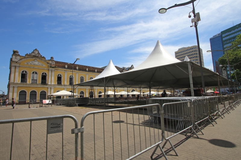 Estrutura de isolamento está sendo montada no Largo Glênio Peres 
