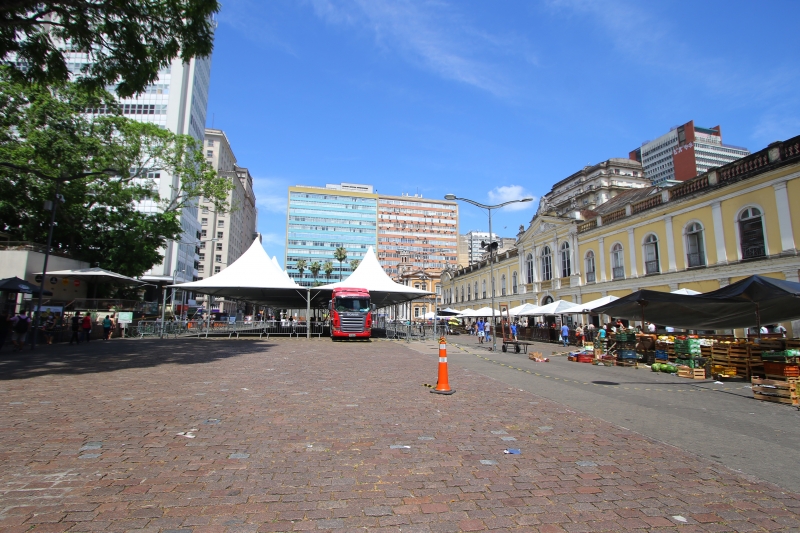 {'nm_midia_inter_thumb1':'https://www.jornaldocomercio.com/_midias/jpg/2020/12/29/206x137/1_lp_291220___mercado_e_glenio__8_-9219924.jpg', 'id_midia_tipo':'2', 'id_tetag_galer':'', 'id_midia':'5feb5d1a43e4c', 'cd_midia':9219924, 'ds_midia_link': 'https://www.jornaldocomercio.com/_midias/jpg/2020/12/29/lp_291220___mercado_e_glenio__8_-9219924.jpg', 'ds_midia': 'Fachada do Mercado Público e Largo Glênio Peres.', 'ds_midia_credi': 'LUIZA PRADO/JC', 'ds_midia_titlo': 'Fachada do Mercado Público e Largo Glênio Peres.', 'cd_tetag': '1', 'cd_midia_w': '800', 'cd_midia_h': '533', 'align': 'Left'}