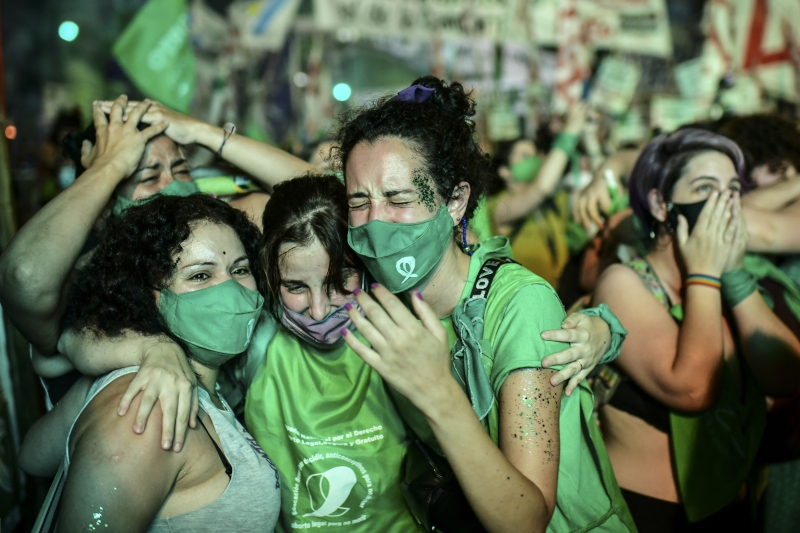 Manifestantes pró-aborto comemoraram aprovação vestidas de verde, cor do feminismo no país