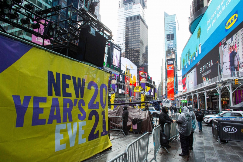 Trabalhadores preparam o palco para a celebração da véspera de ano novo na Times Square