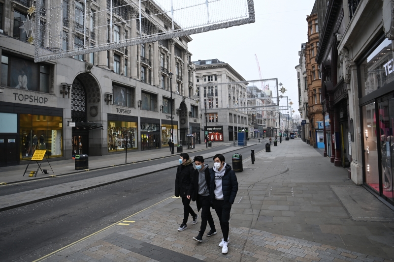 Pedestres caminham na deserta rua Oxford, centro de Londres, no primeiro dia fora da UE