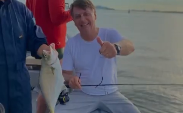 Em vídeo divulgado pelo Secretário da Pesca, Jorge Seif Júnior, o presidente participa de uma pesca na região