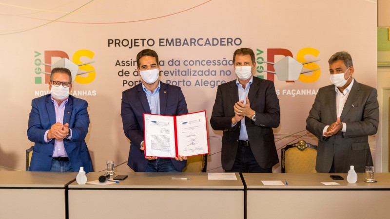 {'nm_midia_inter_thumb1':'https://www.jornaldocomercio.com/_midias/jpg/2021/01/05/206x137/1_palaciovale-9223033.jpg', 'id_midia_tipo':'2', 'id_tetag_galer':'', 'id_midia':'5ff4c852b202e', 'cd_midia':9223033, 'ds_midia_link': 'https://www.jornaldocomercio.com/_midias/jpg/2021/01/05/palaciovale-9223033.jpg', 'ds_midia': 'Assinatura do contrato do Cais  Embarcadero no Piratini', 'ds_midia_credi': 'GUSTAVO MANSUR/PALÁCIO PIRATINI/DIVULGAÇÃO/JC', 'ds_midia_titlo': 'Assinatura do contrato do Cais  Embarcadero no Piratini', 'cd_tetag': '1', 'cd_midia_w': '800', 'cd_midia_h': '450', 'align': 'Left'}