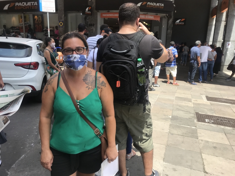 {'nm_midia_inter_thumb1':'https://www.jornaldocomercio.com/_midias/jpg/2021/01/11/206x137/1_0ed58228_a9ba_4ffc_be0a_623593341c62-9226375.jpeg', 'id_midia_tipo':'2', 'id_tetag_galer':'', 'id_midia':'5ffcc622681ee', 'cd_midia':9226375, 'ds_midia_link': 'https://www.jornaldocomercio.com/_midias/jpg/2021/01/11/0ed58228_a9ba_4ffc_be0a_623593341c62-9226375.jpeg', 'ds_midia': 'Trabalho mercado - vagas - emprego - fila no Sine, ag&ecirc;ncia da rua Jos&eacute; Montaury, 31 - em Porto Alegre -  - desemprego - Denise Bitencourt - mora no bel&eacute;m Velho - DESTAQUES P&Aacute;GINA 2', 'ds_midia_credi': 'PATR&Iacute;CIA COMUNELLO /ESPECIAL/JC/', 'ds_midia_titlo': 'Trabalho mercado - vagas - emprego - fila no Sine, ag&ecirc;ncia da rua Jos&eacute; Montaury, 31 - em Porto Alegre -  - desemprego - Denise Bitencourt - mora no bel&eacute;m Velho - DESTAQUES P&Aacute;GINA 2', 'cd_tetag': '1', 'cd_midia_w': '800', 'cd_midia_h': '600', 'align': 'Left'}