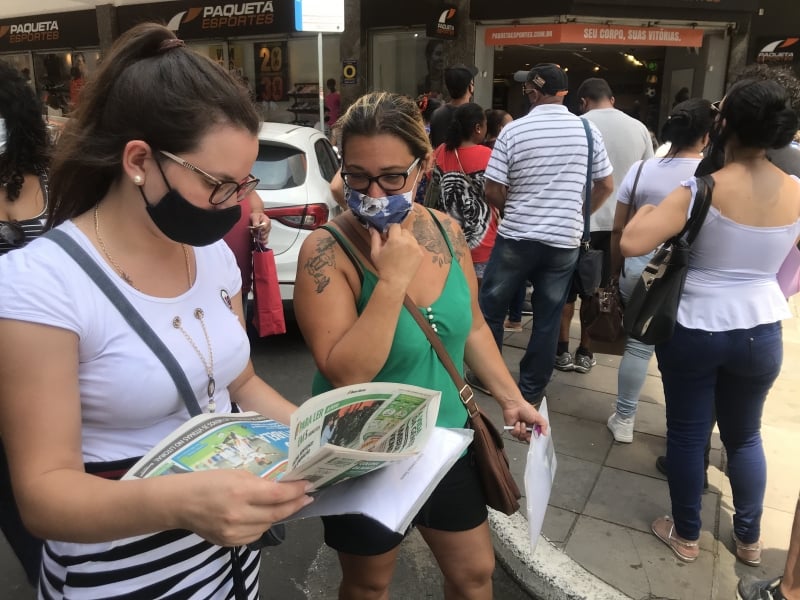 Denise (à direita) encara fila que se formou no Centro para 70 vagas ofertadas pelo Sine