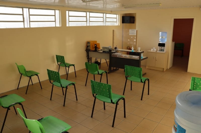 Espaço contra com sala de triagem, com capacidade para 20 pessoas
