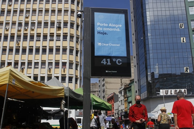 No Centro, o que já era insuportável - aguentar a temperatura perto dos 40 graus, ficou mais difícil