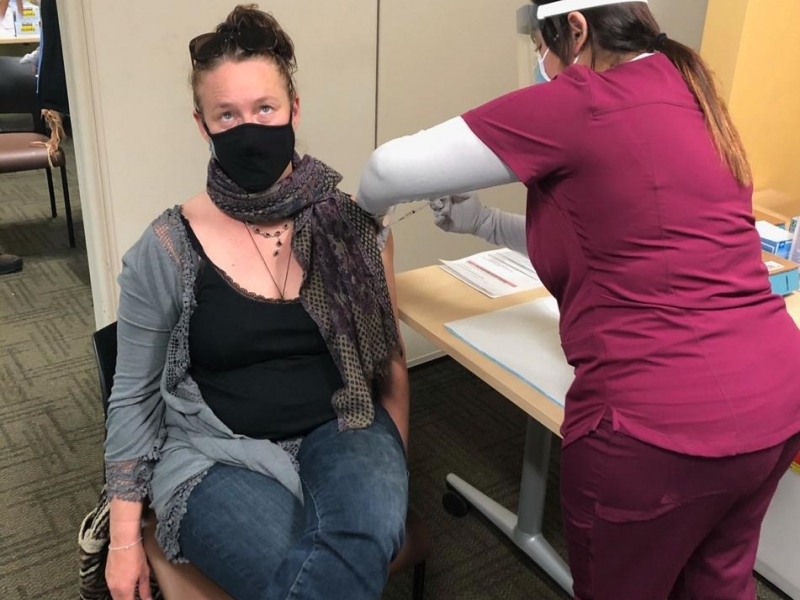 Heidi sentiu dores de cabeça depois de tomar a segunda dose da vacina, mas nada grave