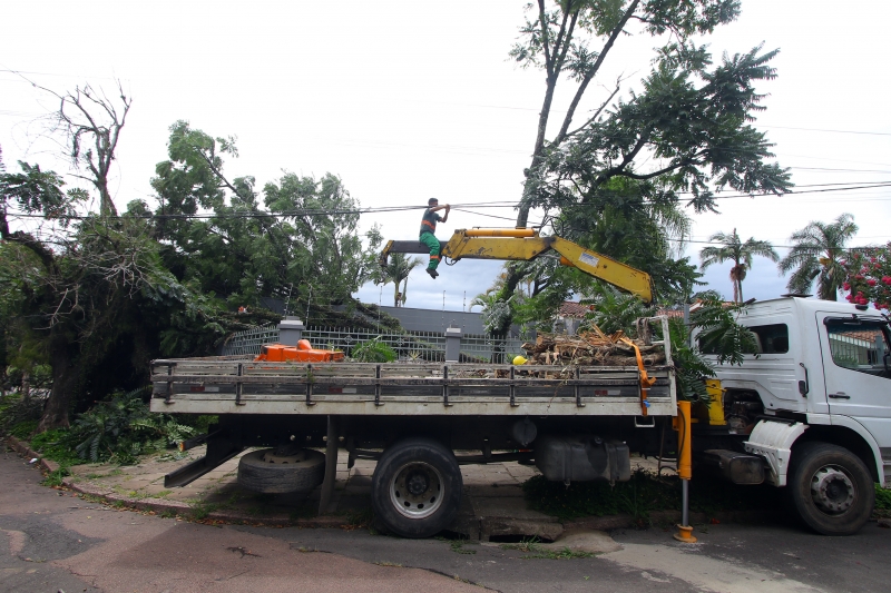 Equipes da CEEE trabalham para restabelecer o abastecimento em Pelotas, na Região Metropolitana, Centro-Sul e Litoral Sul