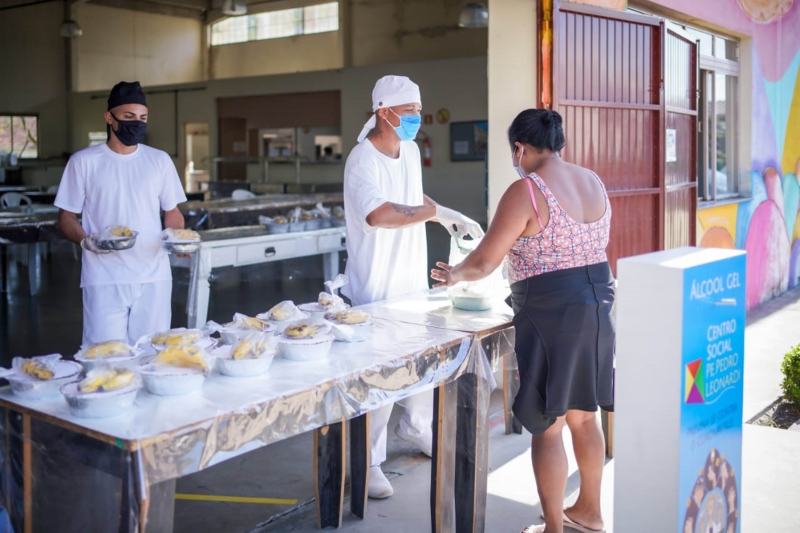 Desde março, instituição distribui cestas básicas e materiais pedagógicos para moradores da comunidade