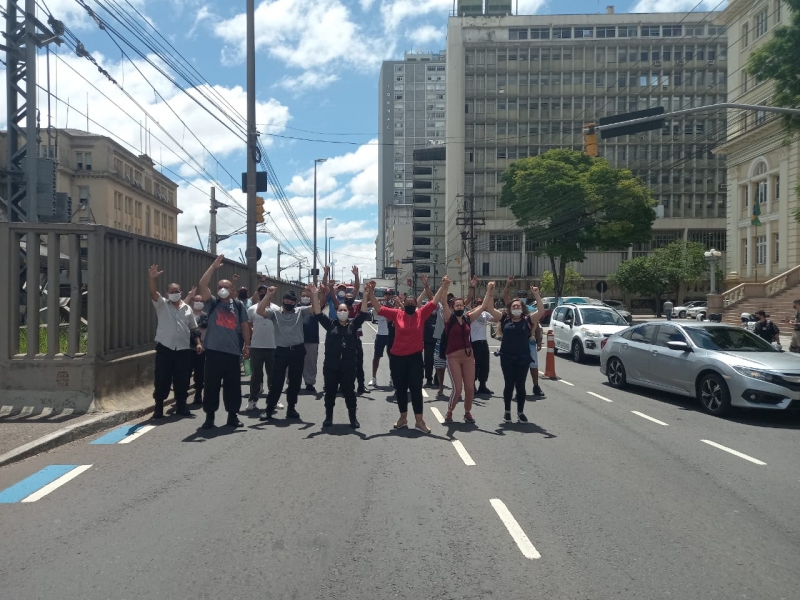 Grupo protestou em frente ao Cais do Porto, um dos locais atendidos pela Camargo Vigilância