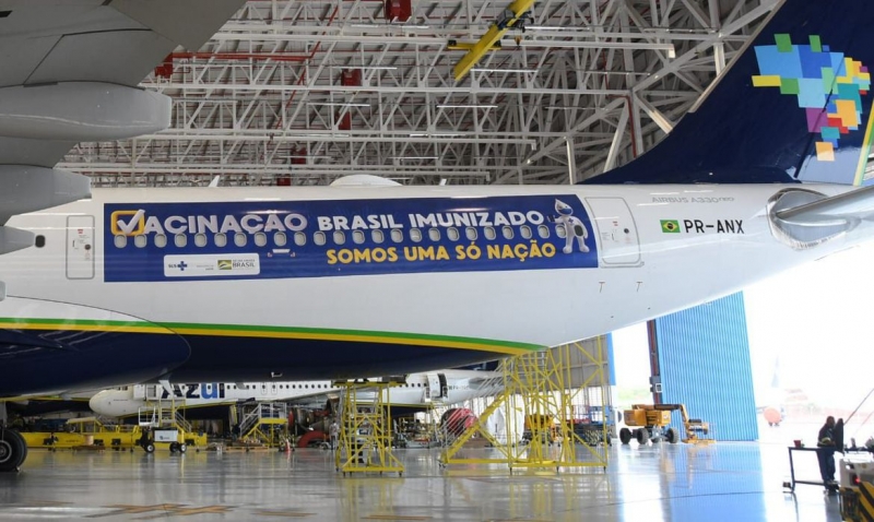 Avião da Azul está no hangar aguardando decolagem para buscar vacinas na Índia