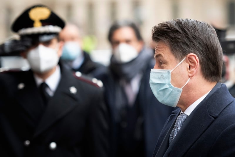 Giuseppe Conte busca apoio de outros partidos de fora da coalizão, para continuar governando