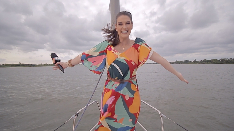 Apresentadora Brunna Colossi mostra paisagens e visita pontos turísticos de longe