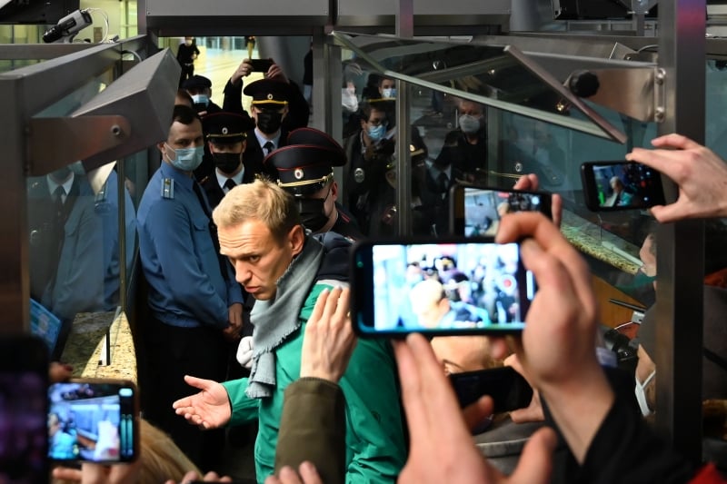 Ao chegar à cabine de imigração, Navalny foi detido ao apresentar seus documentos