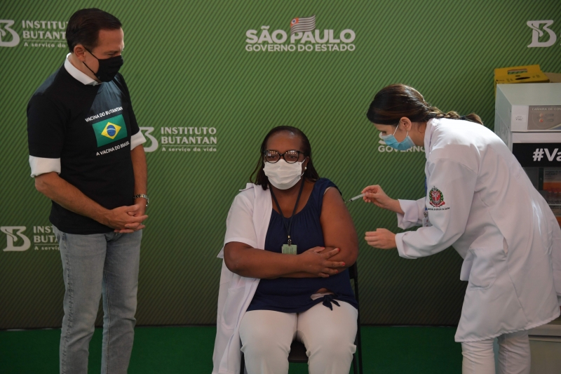 Enfermeira Mônica Calazans foi a primeira pessoa vacinada no Brasil 