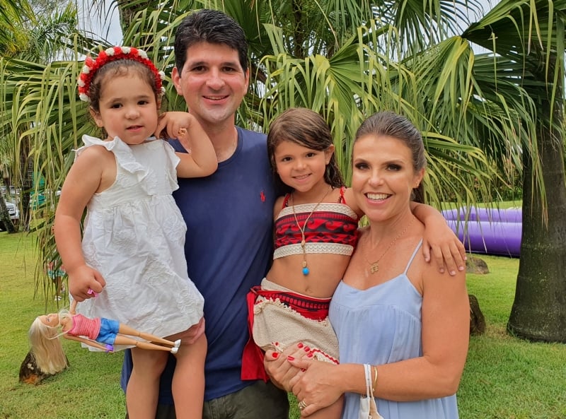  Fernando Teixeira Nienaber e Lizianne Porto Koch Nienaber com as filhas Fernanda e Laura
