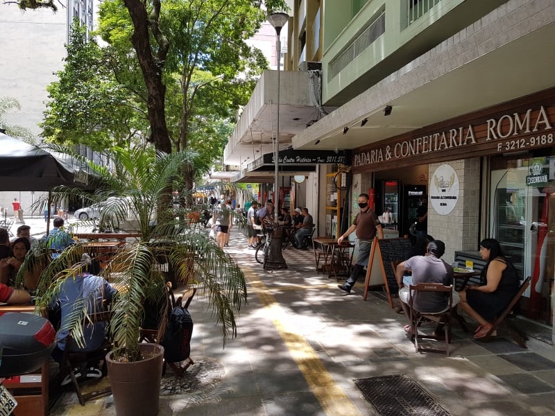 Movimento nos cafés e restaurantes voltou à Rua da Praia no horário do almoço