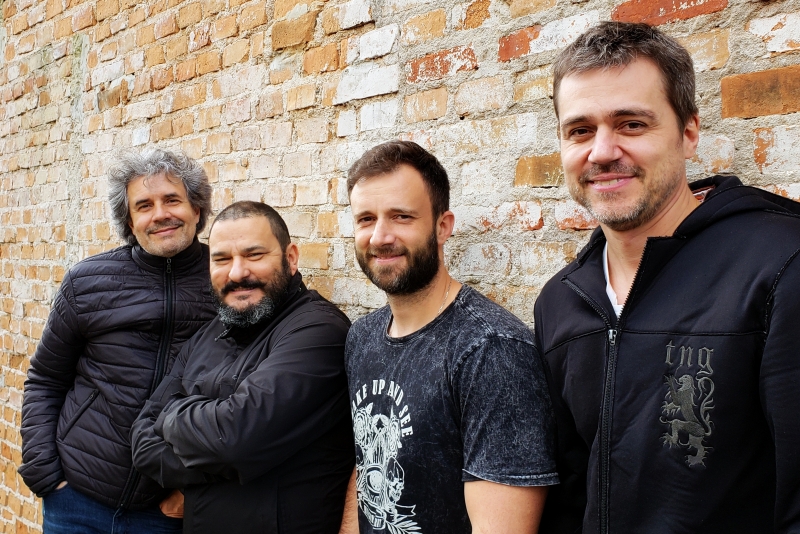 Dudu Sperb (voz), Nico Bueno (baixo), Antonio Flores (guitarra) e Fernando Sessé (percussão) fazem show online
