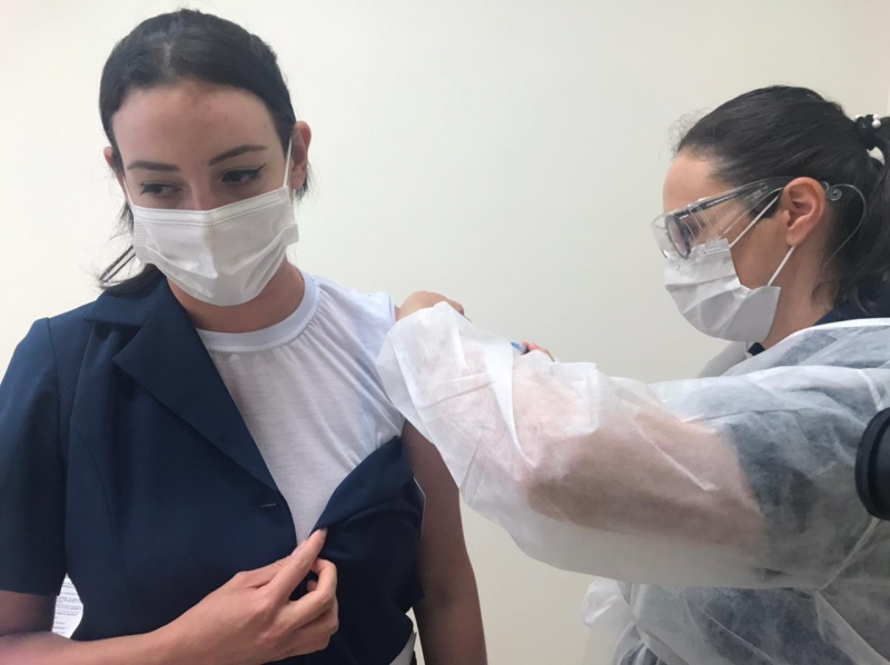 Enfermeira Sabrina Ferreira foi a primeira vacinada no Hospital Divina Providência