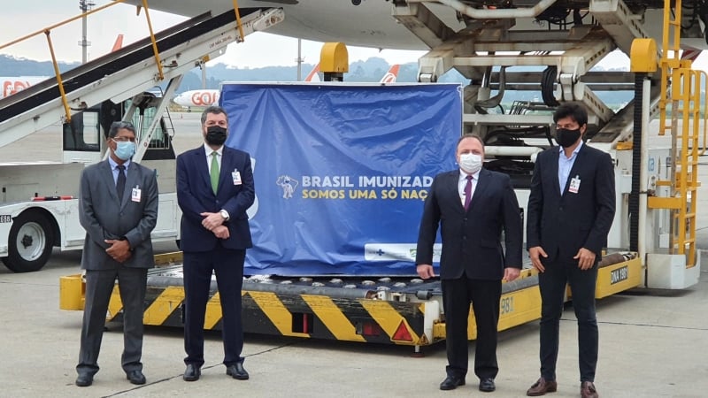 Os imunizantes devem ser distribuídos aos estados a partir da tarde deste sábado (23)