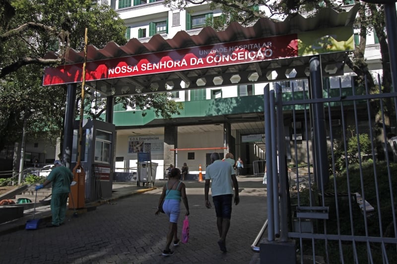 Dos 54 pacientes contaminados, 31 estão em enfermarias, e nove estão na UTI