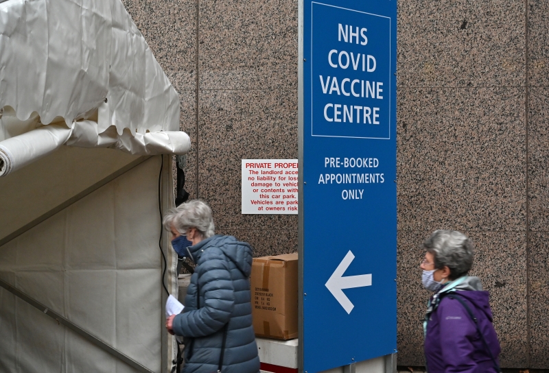Agência Reguladora de Medicamentos e Saúde do Reino Unido (MHRA) reforçou neste sábado pedido à população para que continue se vacinando