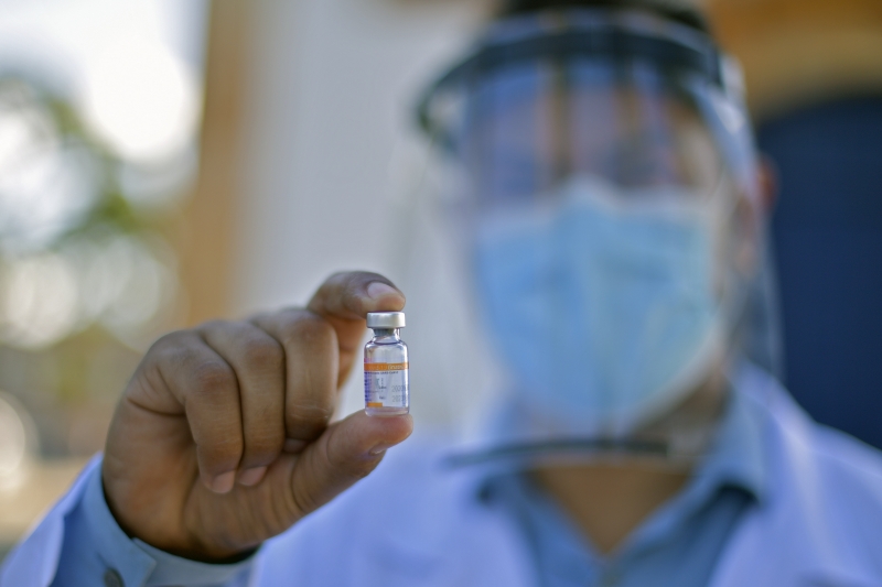 Mais de 5 mil litros do insumo farmacêutico ativo estão prontos para ser embarcados para o Brasil
