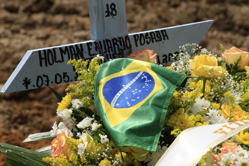 Média móvel diária de mortes pela doença ficou acima de 1,1 mil no Brasil