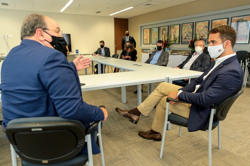 Em reunião na sede da farmacêutica, Leite demonstrou preocupação com o fluxo da vacinação no País