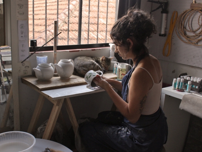 Ana Clara Lacerda trabalha com cerâmica há seis anos Foto: Arquivo Pessoal/Divulgação/JC