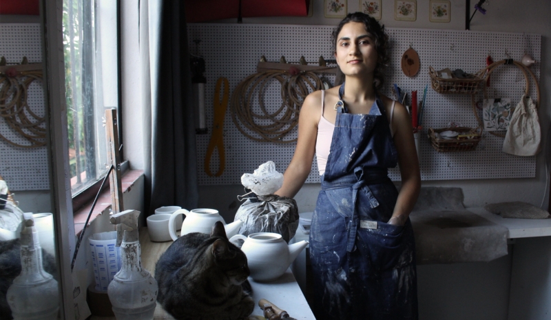 Ana Clara Lacerda trabalha com cerâmica há seis anos Foto: Bruna Pereira/Divulgação/JC