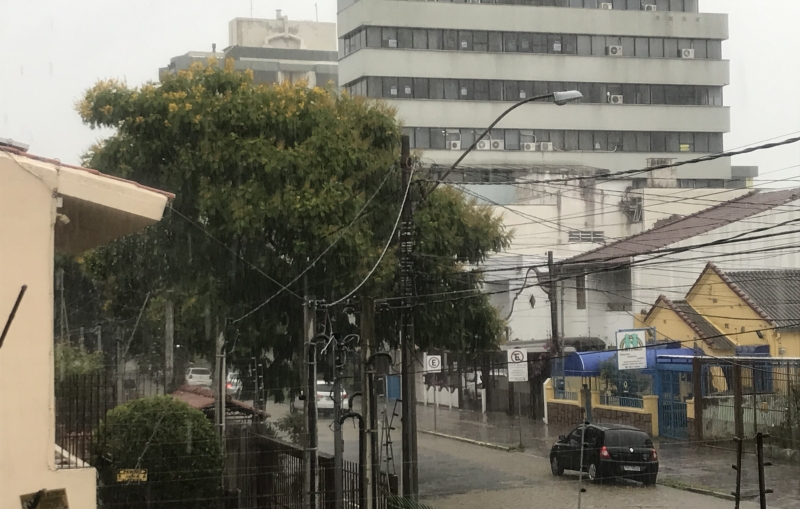 Defesa Civil de Porto Alegre alertou que o mau tempo deve continuar nas próximas horas