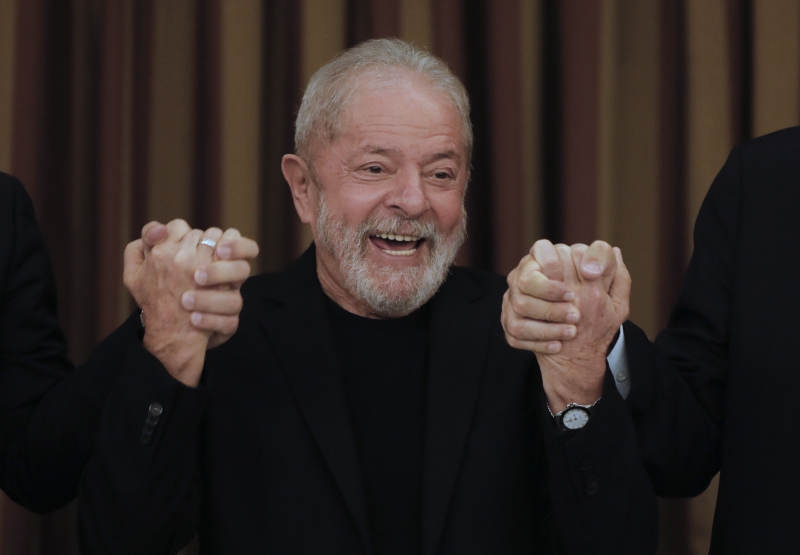 Lula disse em live que uma eventual candidatura dependeria das 'circunstâncias políticas'
